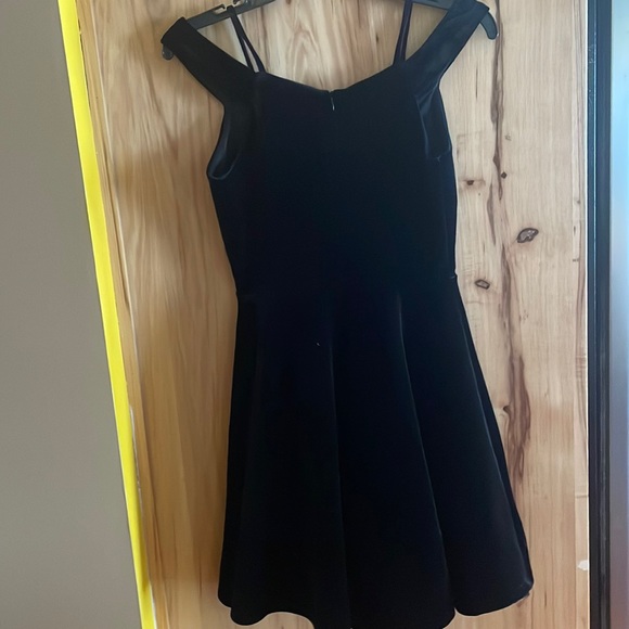 Francesca's Black Velvet Party
Dress Fit & Flare Off the Shoulder sz xs - Picture 2 of 5